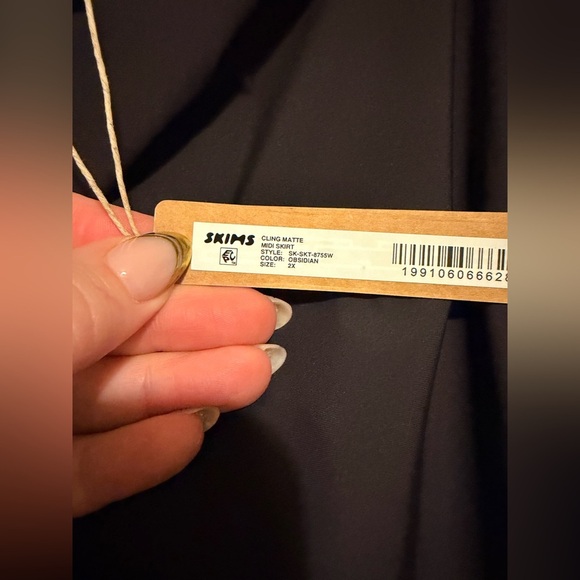 SKIMS Obsidian Cling Matte Midi Skirt - Picture 3 of 3